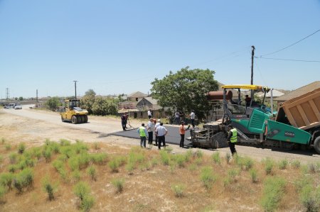 Salyan rayonu Babazanlıda asfalt yol çəklişini sakinlər minnətdarlıqla qarşılayırlar+FOTOLAR